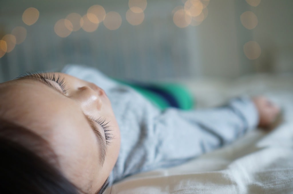 Comprendre les pleurs des bébés, signes et solutions